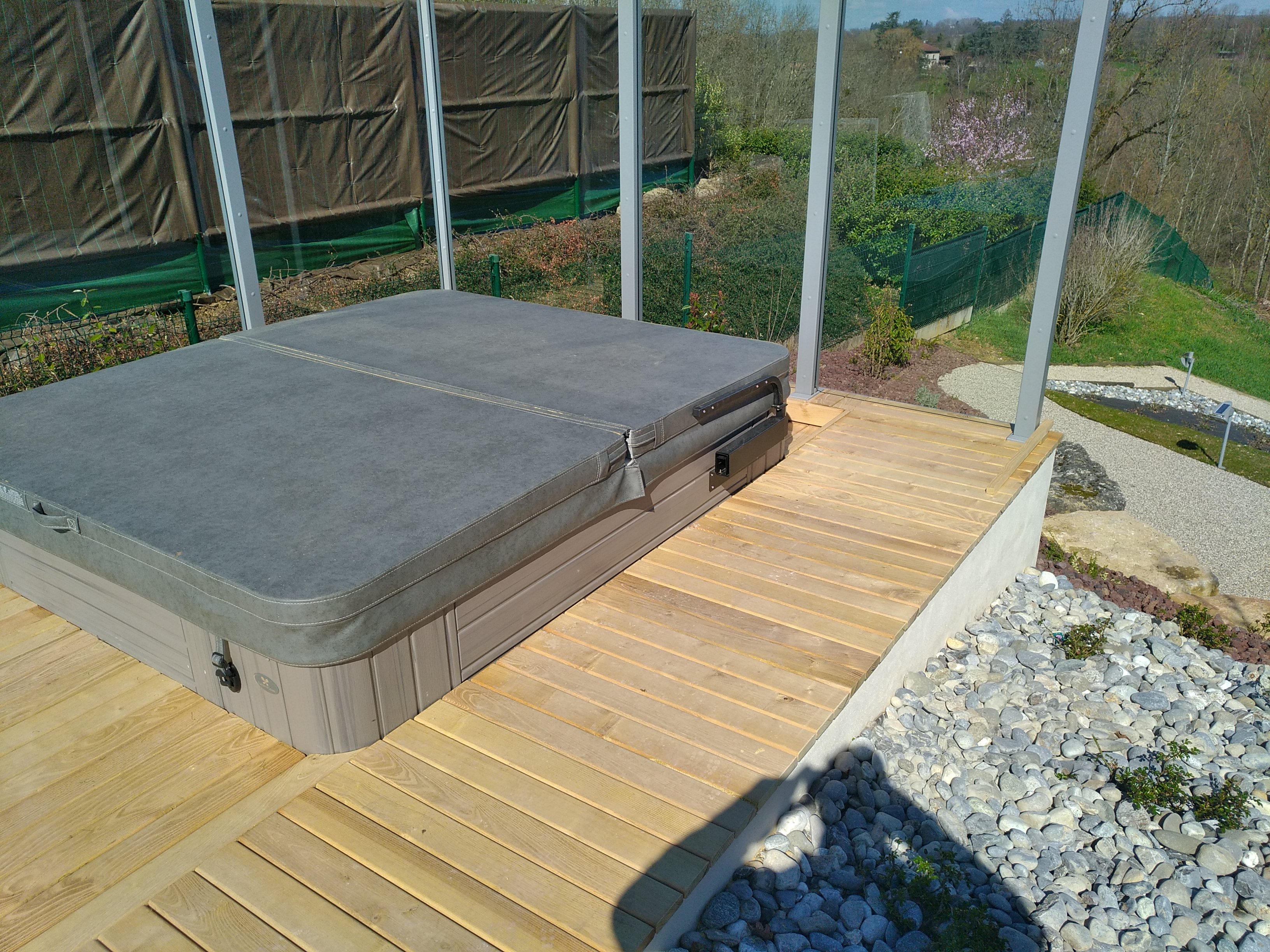 Terrasse bois Ambérieux-en-Bugey : habillage spa fini